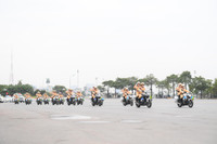 [Ảnh] Giữa ngày đông tháng giá, xem Cảnh sát cơ động mình trần kéo xe tải