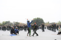 [Ảnh] Giữa ngày đông tháng giá, xem Cảnh sát cơ động mình trần kéo xe tải