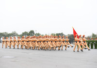 [Ảnh] Giữa ngày đông tháng giá, xem Cảnh sát cơ động mình trần kéo xe tải