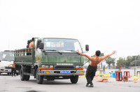 [Ảnh] Giữa ngày đông tháng giá, xem Cảnh sát cơ động mình trần kéo xe tải