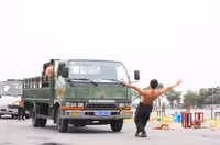 [Ảnh] Giữa ngày đông tháng giá, xem Cảnh sát cơ động mình trần kéo xe tải