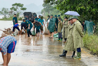 Lực lượng vũ trang huyện Chương Mỹ căng mình hỗ trợ nhân dân chống lũ