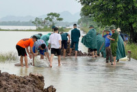 Lực lượng vũ trang huyện Chương Mỹ căng mình hỗ trợ nhân dân chống lũ