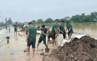 Lực lượng vũ trang huyện Chương Mỹ căng mình hỗ trợ nhân dân chống lũ