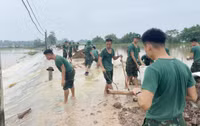 Lực lượng vũ trang huyện Chương Mỹ căng mình hỗ trợ nhân dân chống lũ