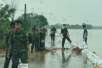 Lực lượng vũ trang huyện Chương Mỹ căng mình hỗ trợ nhân dân chống lũ
