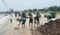 Lực lượng vũ trang huyện Chương Mỹ căng mình hỗ trợ nhân dân chống lũ