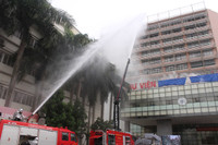 Toàn cảnh diễn tập phương án giải cứu nạn nhân vụ cháy nổ trong trường học