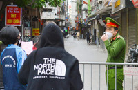 Hình ảnh người chiến sỹ áo xanh ở 'tâm dịch' Phú Đô