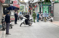 Hình ảnh người chiến sỹ áo xanh ở 'tâm dịch' Phú Đô