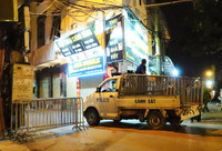 Hình ảnh người chiến sỹ áo xanh ở 'tâm dịch' Phú Đô