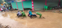 Công an tỉnh Điện Biên hỗ trợ nhân dân trước cơn mưa lũ 