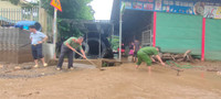 Công an tỉnh Điện Biên hỗ trợ nhân dân trước cơn mưa lũ 