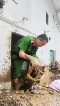 Công an tỉnh Điện Biên hỗ trợ nhân dân trước cơn mưa lũ 