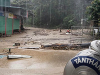 Công an tỉnh Điện Biên hỗ trợ nhân dân trước cơn mưa lũ 