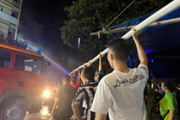 Hình ảnh đẹp người dân sát cánh cùng lực lượng Cảnh sát chữa cháy hàng chục căn nhà