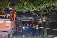 Hình ảnh đẹp người dân sát cánh cùng lực lượng Cảnh sát chữa cháy hàng chục căn nhà