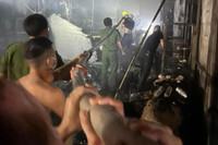 Hình ảnh đẹp người dân sát cánh cùng lực lượng Cảnh sát chữa cháy hàng chục căn nhà