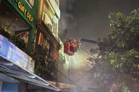 Hình ảnh đẹp người dân sát cánh cùng lực lượng Cảnh sát chữa cháy hàng chục căn nhà