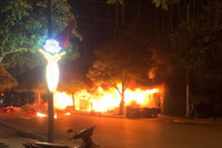 Hình ảnh đẹp người dân sát cánh cùng lực lượng Cảnh sát chữa cháy hàng chục căn nhà