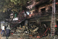 Hình ảnh đẹp người dân sát cánh cùng lực lượng Cảnh sát chữa cháy hàng chục căn nhà