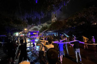 Hình ảnh đẹp người dân sát cánh cùng lực lượng Cảnh sát chữa cháy hàng chục căn nhà