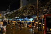 Hình ảnh đẹp người dân sát cánh cùng lực lượng Cảnh sát chữa cháy hàng chục căn nhà