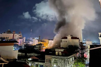 Hình ảnh đẹp người dân sát cánh cùng lực lượng Cảnh sát chữa cháy hàng chục căn nhà