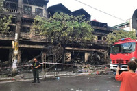 Hình ảnh đẹp người dân sát cánh cùng lực lượng Cảnh sát chữa cháy hàng chục căn nhà