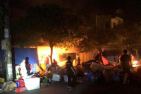 Hình ảnh đẹp người dân sát cánh cùng lực lượng Cảnh sát chữa cháy hàng chục căn nhà