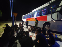 Ngắm nữ cán bộ y tế Cảnh sát cơ động xinh đẹp tiêm vaccine cho đồng đội