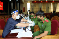 Ngắm nữ cán bộ y tế Cảnh sát cơ động xinh đẹp tiêm vaccine cho đồng đội