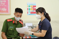 Ngắm nữ cán bộ y tế Cảnh sát cơ động xinh đẹp tiêm vaccine cho đồng đội