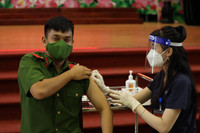 Ngắm nữ cán bộ y tế Cảnh sát cơ động xinh đẹp tiêm vaccine cho đồng đội