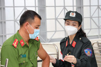 Ngắm nữ cán bộ y tế Cảnh sát cơ động xinh đẹp tiêm vaccine cho đồng đội