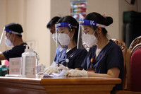 Ngắm nữ cán bộ y tế Cảnh sát cơ động xinh đẹp tiêm vaccine cho đồng đội