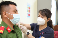 Ngắm nữ cán bộ y tế Cảnh sát cơ động xinh đẹp tiêm vaccine cho đồng đội