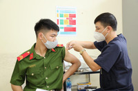 Ngắm nữ cán bộ y tế Cảnh sát cơ động xinh đẹp tiêm vaccine cho đồng đội