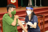 Ngắm nữ cán bộ y tế Cảnh sát cơ động xinh đẹp tiêm vaccine cho đồng đội