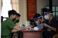 Ngắm nữ cán bộ y tế Cảnh sát cơ động xinh đẹp tiêm vaccine cho đồng đội