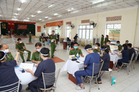 Ngắm nữ cán bộ y tế Cảnh sát cơ động xinh đẹp tiêm vaccine cho đồng đội