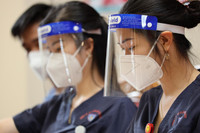 Ngắm nữ cán bộ y tế Cảnh sát cơ động xinh đẹp tiêm vaccine cho đồng đội