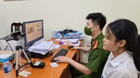  Công an Hà Nội miệt mài cấp định danh điện tử cho công dân trong dịp nghỉ lễ