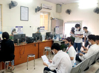  Công an Hà Nội miệt mài cấp định danh điện tử cho công dân trong dịp nghỉ lễ