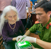  Công an Hà Nội miệt mài cấp định danh điện tử cho công dân trong dịp nghỉ lễ