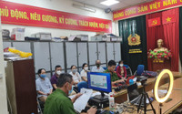  Công an Hà Nội miệt mài cấp định danh điện tử cho công dân trong dịp nghỉ lễ