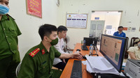  Công an Hà Nội miệt mài cấp định danh điện tử cho công dân trong dịp nghỉ lễ