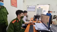 Công an Hà Nội miệt mài cấp định danh điện tử cho công dân trong dịp nghỉ lễ