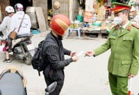 Công an quận Bắc Từ Liêm xử phạt 35 trường hợp không đeo khẩu trang nơi công cộng