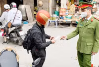 Công an quận Bắc Từ Liêm xử phạt 35 trường hợp không đeo khẩu trang nơi công cộng